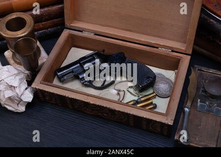 Erinnerungsstücke - alten Retro Vintage Revolver Pistole mit Munition im Holzkasten für Briefe Stockfoto