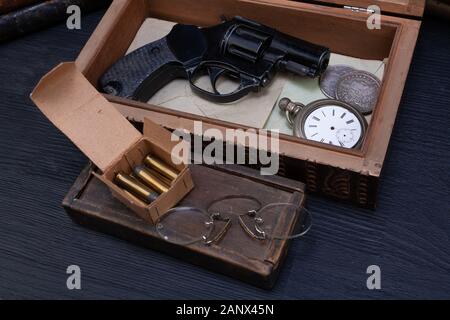 Erinnerungsstücke - alten Retro Vintage Revolver Pistole mit Munition im Holzkasten für Briefe Stockfoto