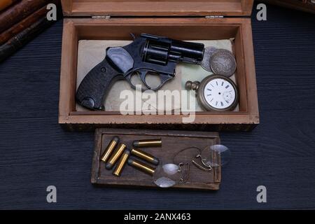 Erinnerungsstücke - alten Retro Vintage Revolver Pistole mit Munition im Holzkasten für Briefe Stockfoto