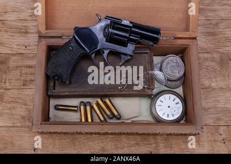 Erinnerungsstücke - alten Retro Vintage Revolver Pistole mit Munition im Holzkasten für Briefe Stockfoto