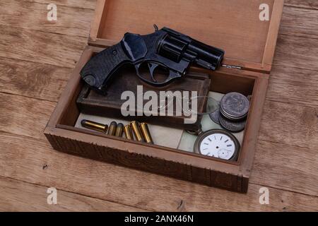 Erinnerungsstücke - alten Retro Vintage Revolver Pistole mit Munition im Holzkasten für Briefe Stockfoto