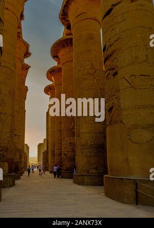 Die Great Hypostyle Hall of Karnak besteht aus 134 gigantischen Steinsäulen mit 12 größeren Säulen, die 80 Fuß hoch stehen und den Mittelgang sägen Stockfoto