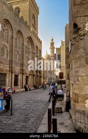 Ein ikonischer Abschnitt der Muizz-Straße, bekannt als Bayn al-Qasrayn, mit dem Komplex von Sultan Qalawun und dahinter die Mosque-Madrassa von Sultan Barquq. Stockfoto