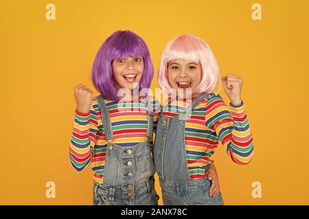 Anime Fan. Animation Stil aus bunten Grafiken lebendige Zeichen phantastische Themen. Anime Convention. Gerne kleine Mädchen. Fröhliche Freunde in bunten Perücken. Anime Cosplay party Konzept. Stockfoto