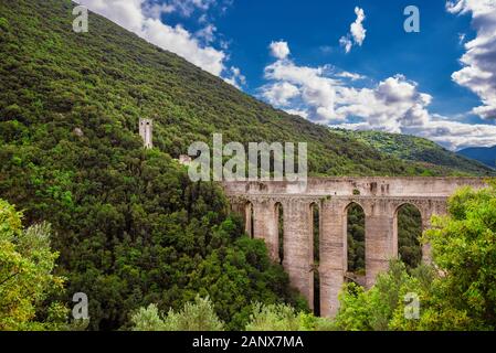 Alte mittelalterliche Ponte delle Torri (Tower Bridge) Ruinen in Spoleto unter holz Stockfoto