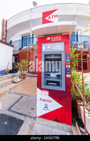 Euro automatische Geldautomat in Camposol, Murcia, Costa Calida, Spanien, EU. Geldautomat mit Hallo auf dem Bildschirm. Stand alone unit außerhalb in der Straße. Externe Stockfoto