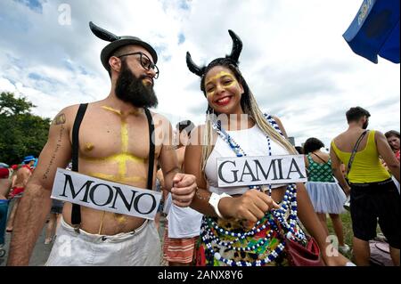 Südamerika, Brasilien - 12. Februar 2018: die Nachtschwärmer in der Karneval Geist bei einem Straßenfest in Rio de Janeiro South Zone statt. Stockfoto