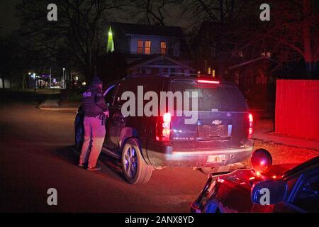 Detroit Polizei Special Ops Offizier spricht mit einem Fahrer während eines Verkehr stoppen, Detroit, Michigan, USA Stockfoto