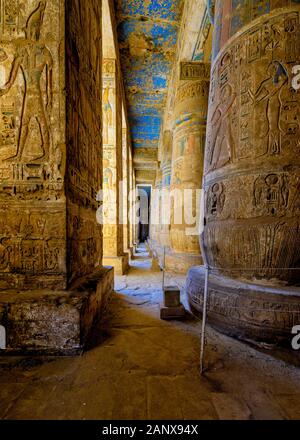 Portikus an der Westseite des zweiten Hofs im Tempel von Medinet Habu ist mit pantierten Reliefen von Rameses III. Verziert Stockfoto