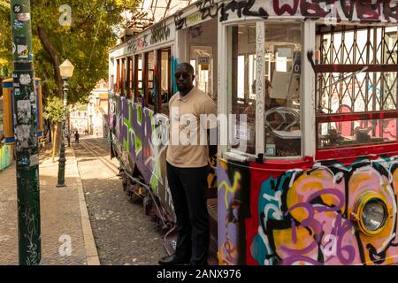 Lissabon Portugal - Juli 22, 2019: Ein Straßenbahn-Fahrer wartet für die Fahrgäste an den Graffiti - überdachte Elevador da Glória funicular in Bairro Alto Lissabon. Stockfoto