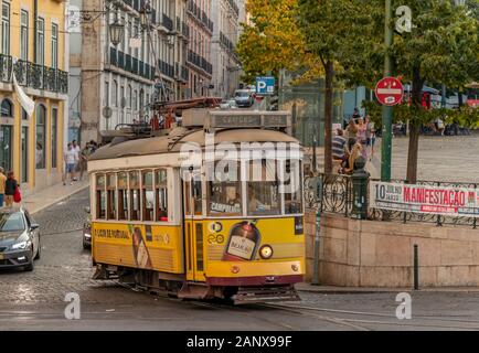 Lissabon Portugal - Juli 22, 2019: Ein gelber Straßenbahn im Stadtzentrum von Lissabon, Portugal. Stockfoto