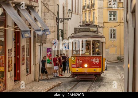 Lissabon Portugal - Juli 22, 2019: Fluggäste die Zahl 28 Straßenbahn Martim Moniz im Stadtzentrum von Lissabon, Portugal. Stockfoto