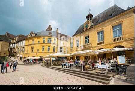 Frankreich, Dordogne, Sarlat-la-Caneda, Place de la Liberte, Restaurant, Cafe, Bar vor dem Hotel de Ville (Rathaus) Stockfoto