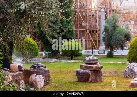 Eine breite Schießen aus einem Garten der Gemeinde in Ephesus - gibt es viele Bäume und Grün am Foto. Foto bei Izmir/Türkei getroffen hat. Stockfoto