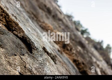Eine künstlerische edgy Schießen von einem Berg - Feste und gebrochene Steine sieht sehr gut. und der Hintergrund ist unscharf. Stockfoto