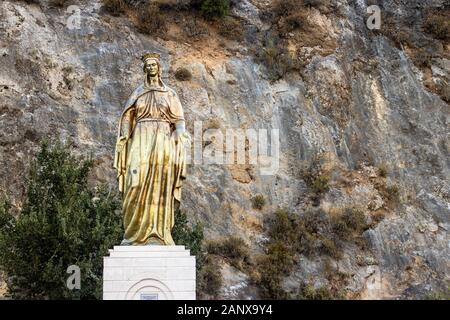 Eine breite Schießen aus goldenen Jungfrau Maria Statue - detaillierte und schön. Foto hat in Izmir/Türkei. Stockfoto