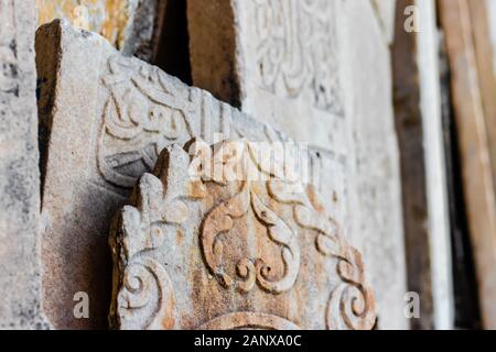 Einige antike Tabletten mit interessanten Texturen auf ihnen an einer Kirche in Ephesus. Foto aus Izmir/Türkei getroffen hat. Stockfoto