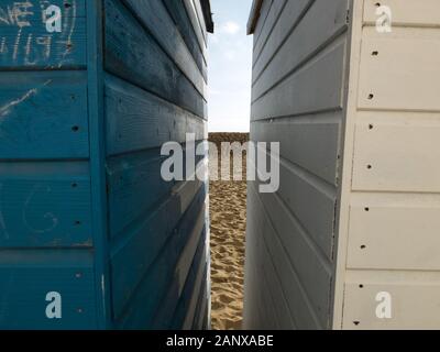 Blick von innen zwischen zwei Strandhütten an der Viking Bay in Broadstairs, Kent, Großbritannien Stockfoto