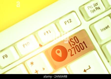 Schreiben Hinweis Übersicht ISO 27001. Business Konzept für die Spezifikation für ein Information Security analysisagement System weiß PC-Tastatur mit Hinweis Pape Stockfoto