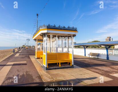 Gelbe Pavillon Tierheim entlang der Strandpromenade in Southsea, Portsmouth, Hampshire, South Coast England Stockfoto