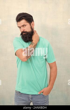 Dies ist, was der Mensch will. Bärtiger Mann. Hipster isoliert auf Weiss. Kaukasische Mann mit langen Schnurrbart und Bart Haar. Brutaler Mann mit modischen Haarschnitt im lässigen Stil. Stockfoto