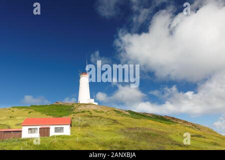 Reykjanes Leuchtturm In Der Nähe Von Reykjavik, Island. Der Leuchtturm wurde in den Jahren 1907-1908 auf dem Baejarfell-Hügel in Reykjanes errichtet. Stockfoto