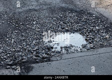 Schlagloch auf Nebenstraße, Sheffield, England Stockfoto