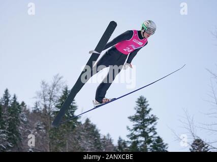 Les Rousses, Frankreich. 19 Jan, 2020. Markieren Hafnar von Slowenien konkurriert während der Herren Einzel Skispringen Event am 3. Winter Youth Olympic Games in Les Tuffes Nordic Centre in Les Rousses, Frankreich, Jan. 19, 2020. Credit: Yang Shiyao/Xinhua/Alamy leben Nachrichten Stockfoto