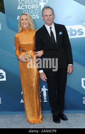 Los Angeles, CA. 19 Jan, 2020. Catherine O'Hara, Bo Welch in der Ankunftshalle für die 26. jährlichen Screen Actors Guild Awards, Shrine Auditorium, Los Angeles, CA, 19. Januar 2020. Credit: Elizabeth Goodenough/Everett Collection/Alamy leben Nachrichten Stockfoto