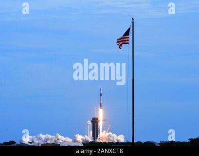 Kennedy Space Center. Florida. USA. 19. Januar 2020. Die NASA und SpaceX abgeschlossen ein Launch escape Demonstration der Crew Dragon Raumfahrzeuge und Falcon 9 Rakete Sonntag. Dies war die letzte große Flight Test des Raumfahrzeugs, bevor es anfängt, die Astronauten zur Internationalen Raumstation unter der NASA Commercial Crew Programm. NASA-Administrator Jim Bridenstine und Elon Musk CEO von SpaceX nahmen an den Start und die neue Konferenz. Foto Julian Porree/Alamy leben Nachrichten Stockfoto