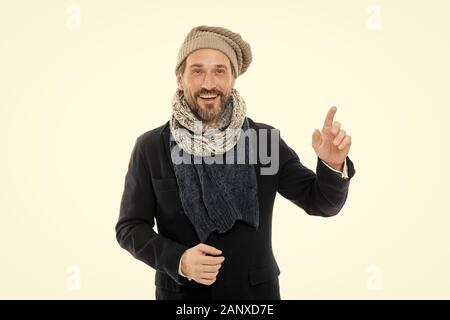 Machen Sie sich bereit für frostige Tage. Reifen fashion model genießen Sie bei kaltem Wetter. Bärtiger Mann accessorizing Outfit mit Schal. Winter Schrank für modische Mann. Winter Outfit. Gefühl gemütlich. Der Winter kommt. Stockfoto