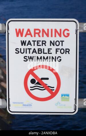 Vancouver, Kanada - 1. Januar 2020: A View of Sign on the Fence "Warning. Wasser, das nicht zum Schwimmen geeignet ist" in der Nähe des Port of Vancouver Monument Stockfoto