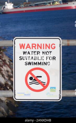 Vancouver, Kanada - 1. Januar 2020: A View of Sign on the Fence "Warning. Wasser, das nicht zum Schwimmen geeignet ist" in der Nähe des Port of Vancouver Monument Stockfoto