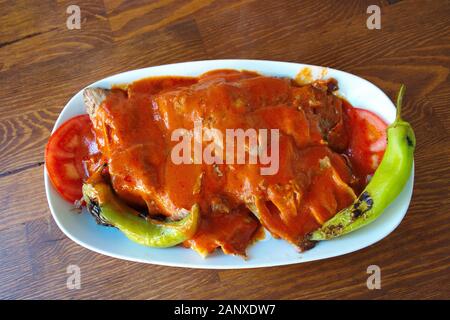 "Iskender Kebab und Iskender Döner" ist eines der berühmten Kebab Gerichte der "Bursa" Region.. Stück Butter, Tomatensauce, Joghurt und öligen p Stockfoto