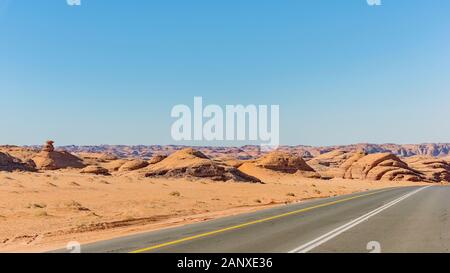 Wüstenlandschaft von der Straße - Saudi-Arabien Stockfoto