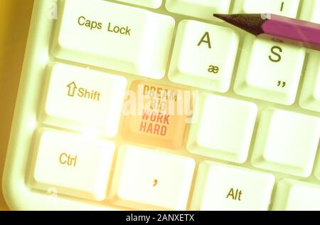 Schreiben Hinweis anzeigen Dream Big arbeiten hart. Business Konzept für den Glauben an sich selbst und die Träume und Ziele verfolgen Stockfoto