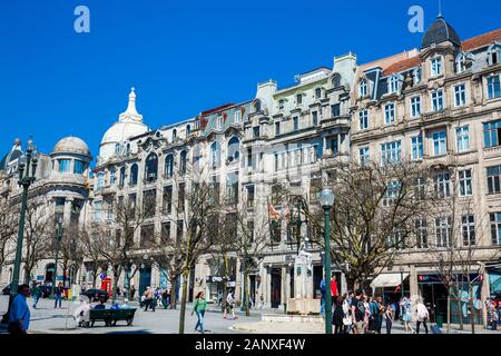 PORTO, PORTUGAL - Mai, 2018: Die schönsten Strassen und antiken Gebäude rund um den Platz Liberdade im Stadtzentrum von Porto Stockfoto