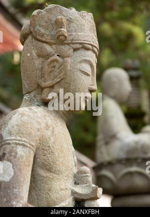 Eine steinerne Statue an Yakuri-ji, der 85 buddhistische Tempel auf der Shikoku Pilgerweg in Takamatsu, Japan. Stockfoto