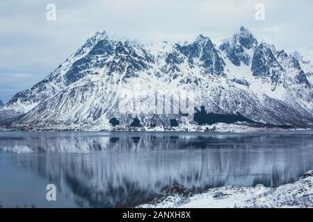 Schöner Panoramablick Winter Blick auf Austnesfjorden, Sildpollen bucht, Insel Austvagoya, Vagan Gemeinde, Nordland, Lofoten, Norwegen, mit fjo Stockfoto