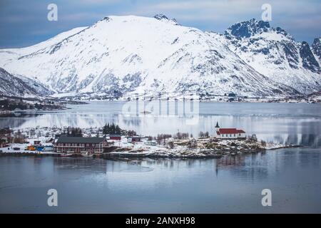 Schöner Panoramablick Winter Blick auf Austnesfjorden, Sildpollen bucht, Insel Austvagoya, Vagan Gemeinde, Nordland, Lofoten, Norwegen, mit fjo Stockfoto