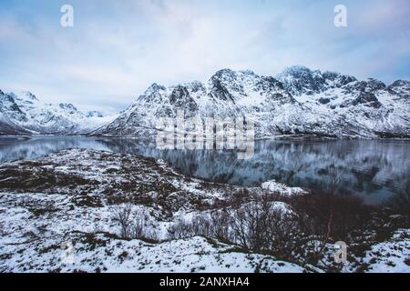 Schöner Panoramablick Winter Blick auf Austnesfjorden, Sildpollen bucht, Insel Austvagoya, Vagan Gemeinde, Nordland, Lofoten, Norwegen, mit fjo Stockfoto