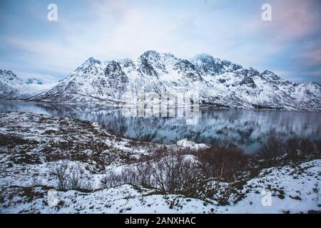 Schöner Panoramablick Winter Blick auf Austnesfjorden, Sildpollen bucht, Insel Austvagoya, Vagan Gemeinde, Nordland, Lofoten, Norwegen, mit fjo Stockfoto