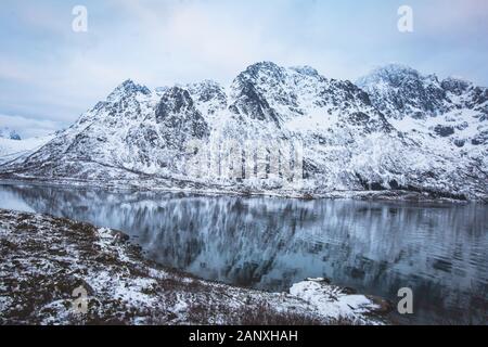 Schöner Panoramablick Winter Blick auf Austnesfjorden, Sildpollen bucht, Insel Austvagoya, Vagan Gemeinde, Nordland, Lofoten, Norwegen, mit fjo Stockfoto