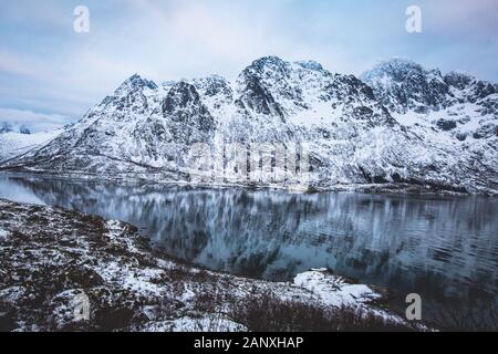 Schöner Panoramablick Winter Blick auf Austnesfjorden, Sildpollen bucht, Insel Austvagoya, Vagan Gemeinde, Nordland, Lofoten, Norwegen, mit fjo Stockfoto