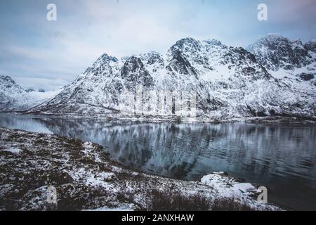 Schöner Panoramablick Winter Blick auf Austnesfjorden, Sildpollen bucht, Insel Austvagoya, Vagan Gemeinde, Nordland, Lofoten, Norwegen, mit fjo Stockfoto