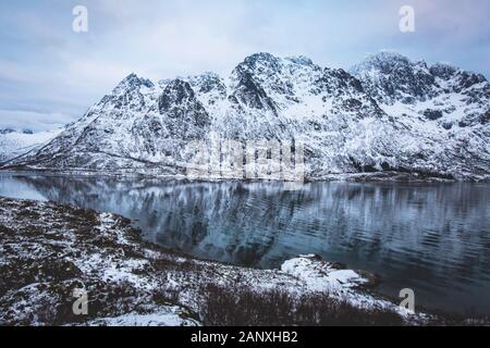 Schöner Panoramablick Winter Blick auf Austnesfjorden, Sildpollen bucht, Insel Austvagoya, Vagan Gemeinde, Nordland, Lofoten, Norwegen, mit fjo Stockfoto