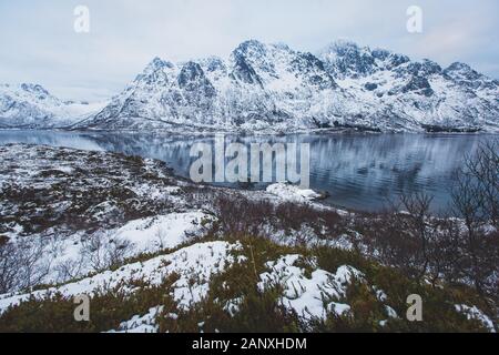 Schöner Panoramablick Winter Blick auf Austnesfjorden, Sildpollen bucht, Insel Austvagoya, Vagan Gemeinde, Nordland, Lofoten, Norwegen, mit fjo Stockfoto