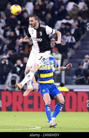 Turin, Italien. 19 Jan, 2020. FC Juventus "Leonardo Bonucci (oben) springt für den Ball während einer Serie ein Fußballspiel zwischen FC Juventus und Parma in Turin, Italien, Jan. 19, 2020. Credit: Alberto Lingria/Xinhua/Alamy leben Nachrichten Stockfoto