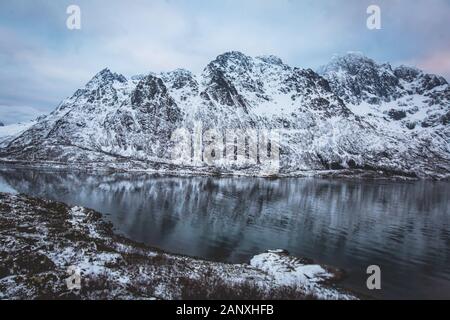 Schöner Panoramablick Winter Blick auf Austnesfjorden, Sildpollen bucht, Insel Austvagoya, Vagan Gemeinde, Nordland, Lofoten, Norwegen, mit fjo Stockfoto