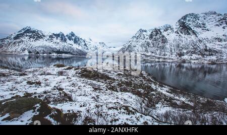 Schöner Panoramablick Winter Blick auf Austnesfjorden, Sildpollen bucht, Insel Austvagoya, Vagan Gemeinde, Nordland, Lofoten, Norwegen, mit fjo Stockfoto